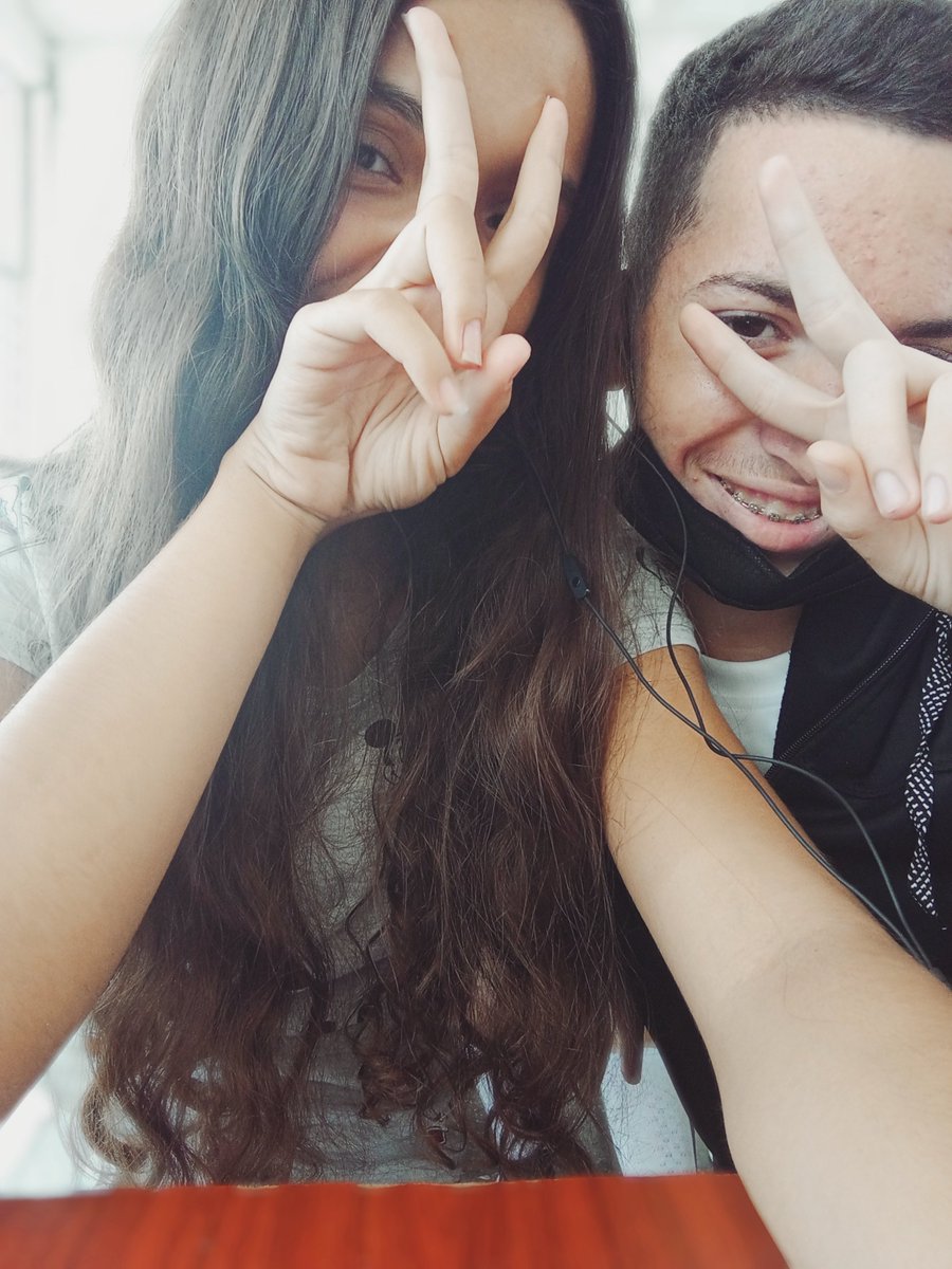 Con @GabyEnaMORATa casual escuchando "Cuando el amor se escapa"...✌️💕