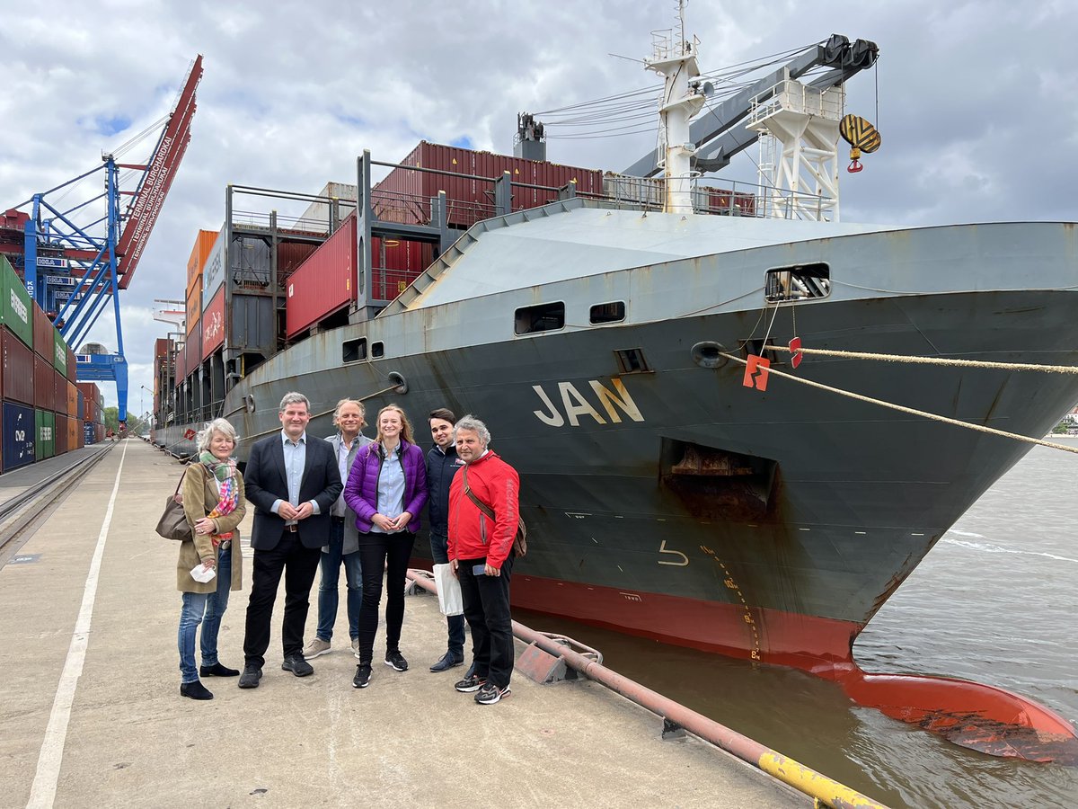 Martin_Kroeger's tweet photo. Faszination Schifffahrt! Die MdBs @Doro_Martin und @MetinHakverdi erleben zusammen mit dem Führungsteam des VDR an Bord der MV JAN im Hafen Hamburg hautnah ein Containerschiff! Auf der Brücke wurde viel diskutiert, auch über Klimaneutralität. Der Kurs Zukunft ist gesetzt. https://t.co/EOiCPaQceT