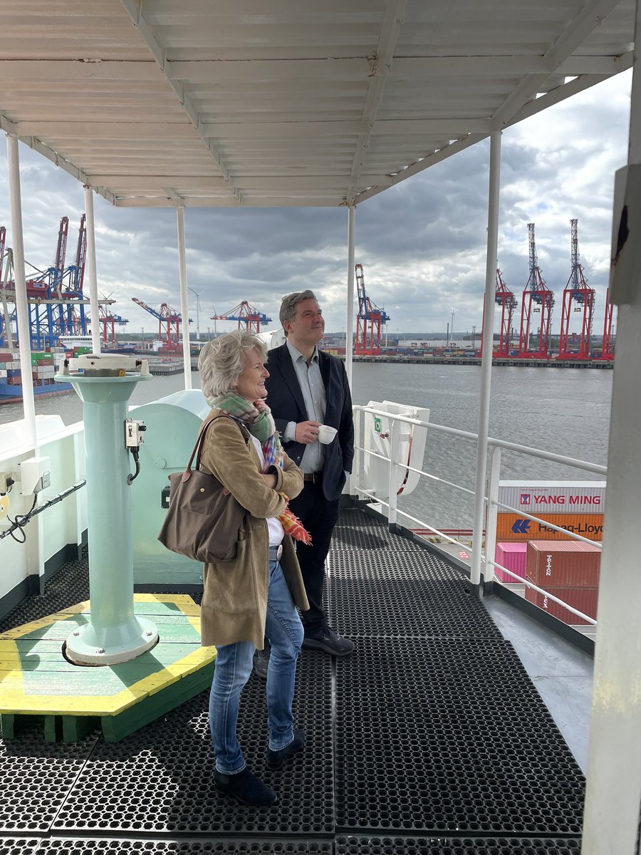 Martin_Kroeger's tweet photo. Faszination Schifffahrt! Die MdBs @Doro_Martin und @MetinHakverdi erleben zusammen mit dem Führungsteam des VDR an Bord der MV JAN im Hafen Hamburg hautnah ein Containerschiff! Auf der Brücke wurde viel diskutiert, auch über Klimaneutralität. Der Kurs Zukunft ist gesetzt. https://t.co/EOiCPaQceT
