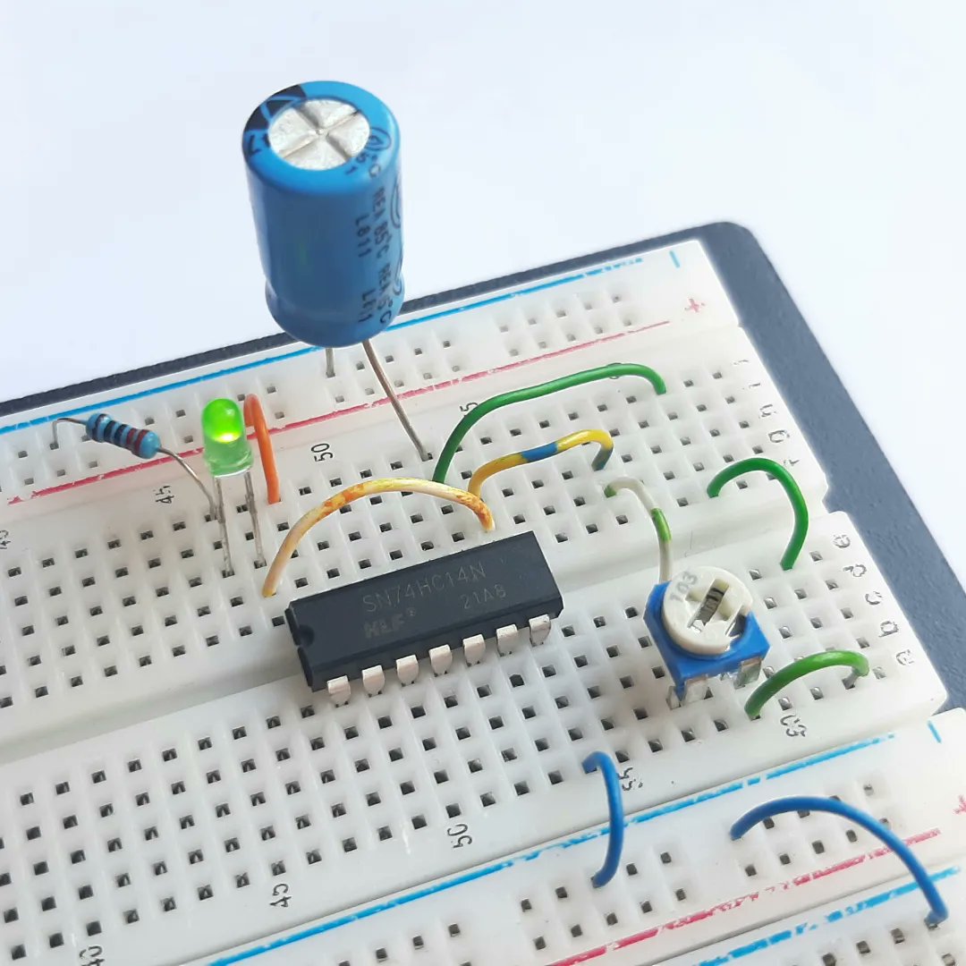 pleyades_it's tweet image. Generador de señal cuadrada (multivibrador astable) con un circuito integrado 74LS14 (Schmitt Trigger). Voltaje de funcionamiento TTL (5 V).
#electronicslab #electronica #electronics #electronicprojects #arduino #diy #maker #technology #tech #techie #electronicsgeek
