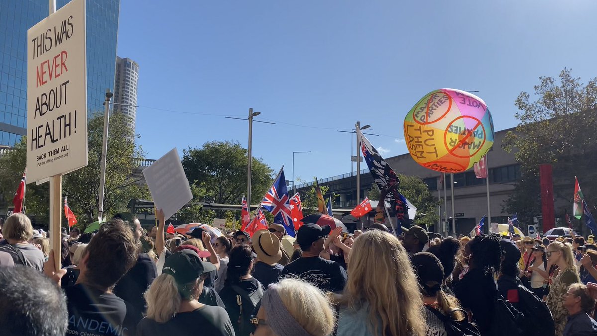 Jothmus's tweet photo. #Sydney #Protest #Reclaimtheline #SackThemAll #NoVaccineMandates #RiseUpSydney #PutTheMajorPartiesLast #VoteThemAllOut2022 https://t.co/xIG5nEnFSK