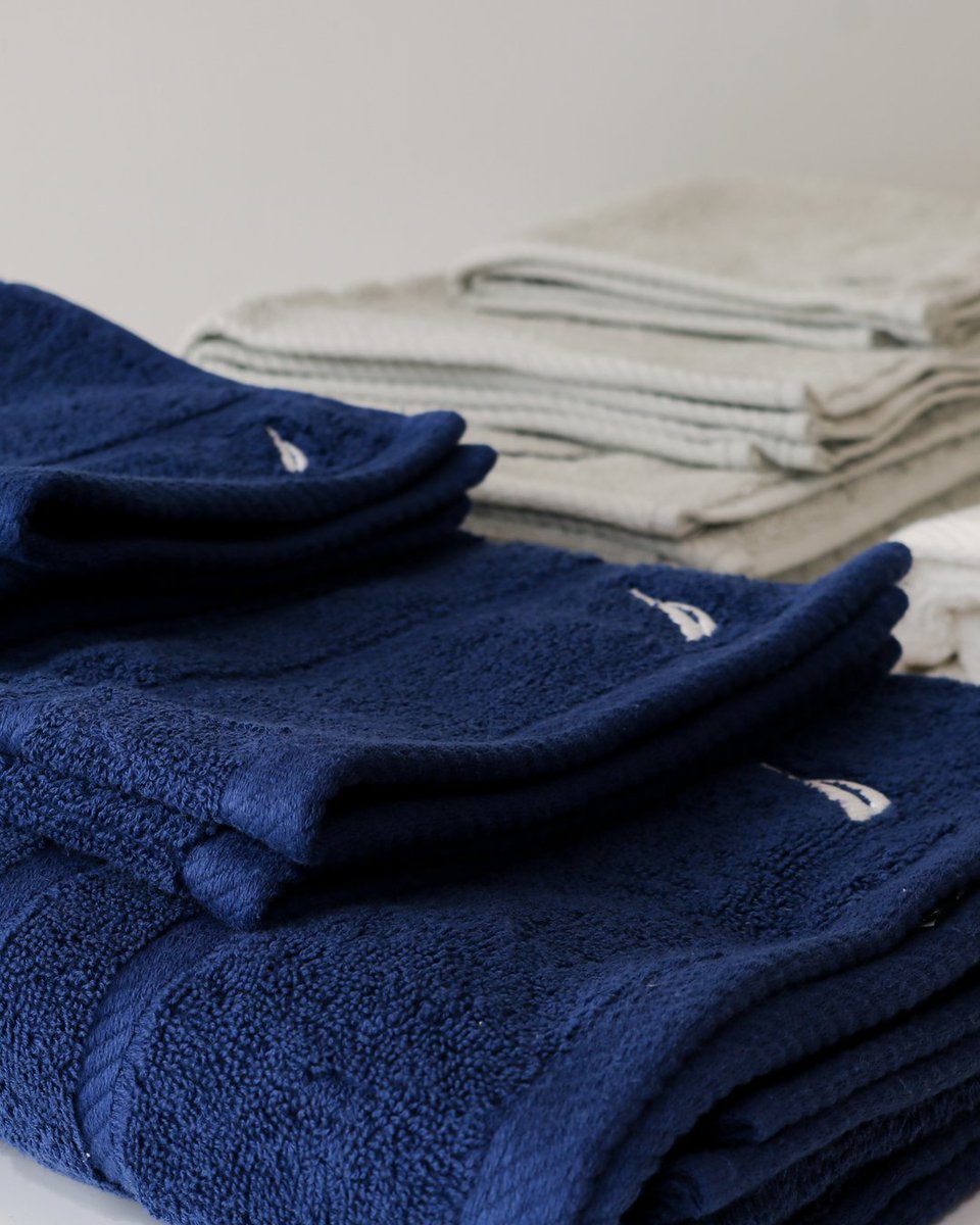 AlmacenesPycca's tweet photo. Te mereces unos mimos, especialmente en el baño 🛀. Por eso, tenemos para ti nuestra nueva colección de toallas Nautica ⛵️, conservan una agradable suavidad con 100% de algodón y muy buena absorción para que puedas secarte rápida y cómodamente. 🛁
#Pycca #baño #Nautica #toallas https://t.co/KfnvGpFrgX