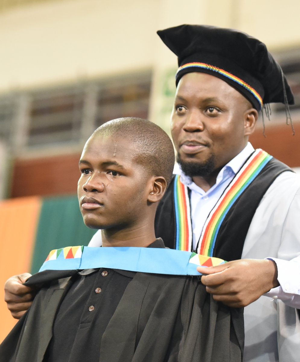 DONE DEAL: HAPPY ENDING FOR DUMISANI AS HE IS OFFERED PERMANENT EMPLOYMENT AND FUNDING FOR STUDIES

Less than 24 hours after his emotional graduation which moved many South Africans, 23-year-old Dumisani Ngobese has been offered a job.

(1/9) #UKZNGrad2022