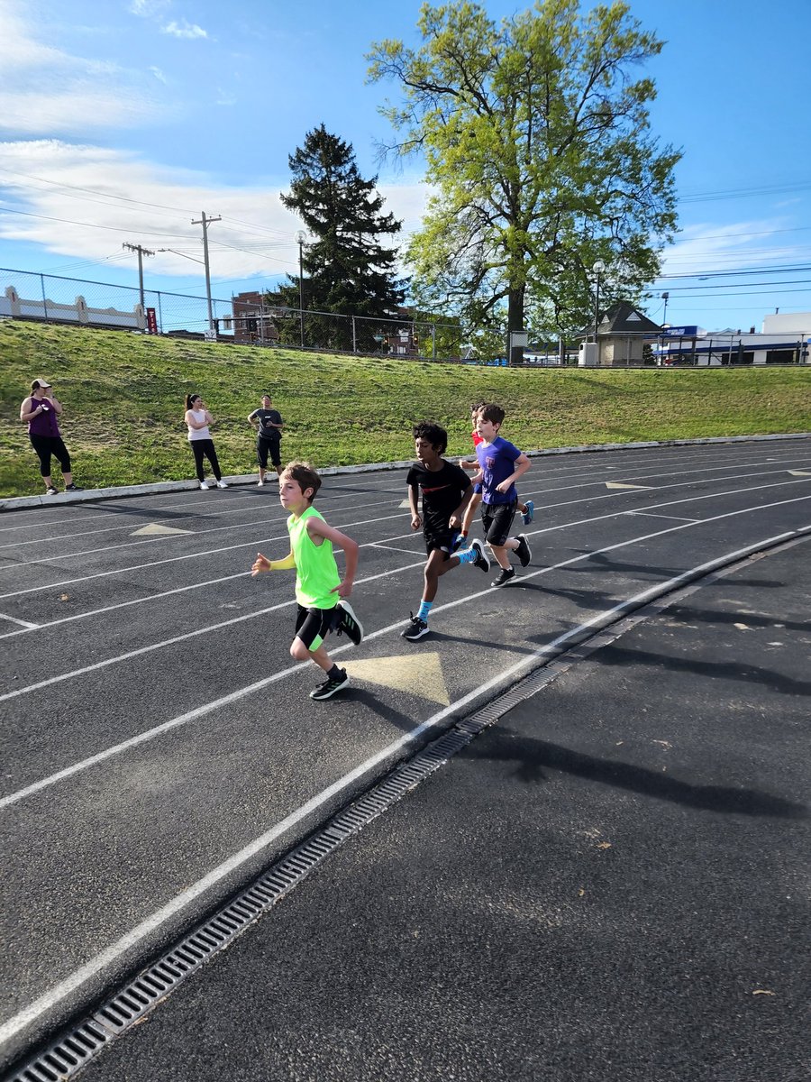 LkwdLHSTrakFld's tweet photo. Great job this morning at RR Track & Field. They did long jump, 100m, 200m, 800m, 4x1. Everyone is having a great time. The future in Lakewood is bright ππ
#RangerPride @LkwdAthletics #OneHeartbeatOneLkwd #FocusFWD @LkwdSchools @LHS_ABOOSTERS @FacesLakewoodOH https://t.co/MZNEZCP99a
