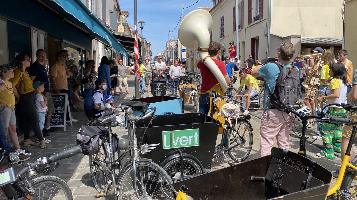 war_velo's tweet photo. .#parlonsVeloMassy2022 en fanfare #SoifdeBitume
Rue pietonne pour l’occasion : à pérenniser https://t.co/hzjwO47TYp