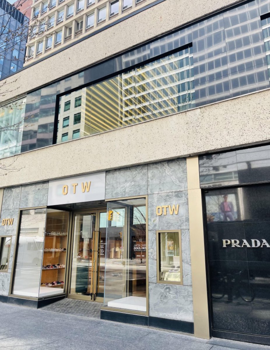 BloorYorkville's tweet image. Calling all sneaker heads, #OutThisWorld sells a wide range of rare and limited edition sneakers and apparel. 👟

📍131 Bloor Street W

📸: #OutThisWorld