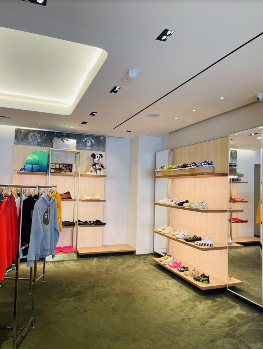 BloorYorkville's tweet image. Calling all sneaker heads, #OutThisWorld sells a wide range of rare and limited edition sneakers and apparel. 👟

📍131 Bloor Street W

📸: #OutThisWorld