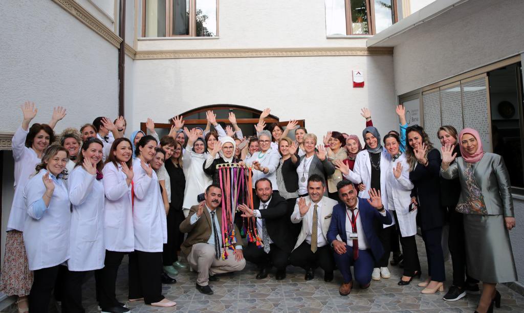 Sayın Cumhurbaşkanımızın kıymetli eşi Sayın Emine Erdoğan Hanımefendi Bursa Olgunlaşma Enstitüsünü ziyaret ettiler.

<a href="/sdulger43/">Sabahattin DÜLGER</a> 
<a href="/tcmeb/">Millî Eğitim Bakanlığı</a>