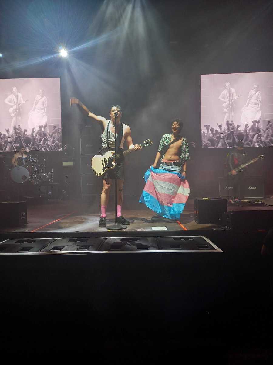 HarryeatsTich's tweet photo. @yungblud ⚠️⚠️⚠️⚠️ WANTED - Brussels ⚠️⚠️⚠️⚠️ I'm looking for the person who went to stage last night. I thought they might wanna have thoses pics 🖤 https://t.co/44bJ8IDSQV