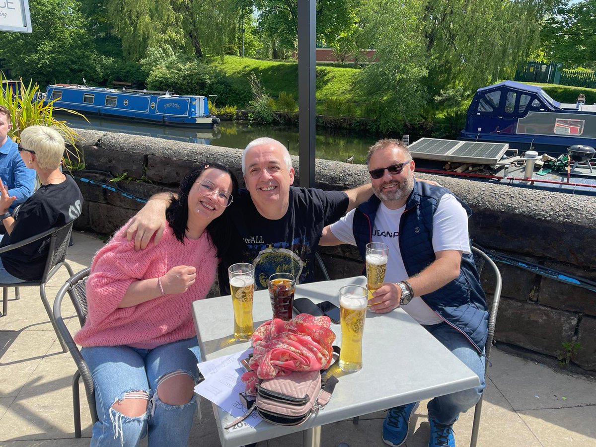 BPete1970's tweet photo. Great to catch up with mates at @thebridgesale @Jillvirgo Manchester /Sale can be a little too open minded regarding football allegiances. Spotted a guy in Liverpool top earlier &amp; this guy on next table at the pub with this tattoo. Obviously I hope his team wins today 🤪 https://t.co/uNAbTDynzV