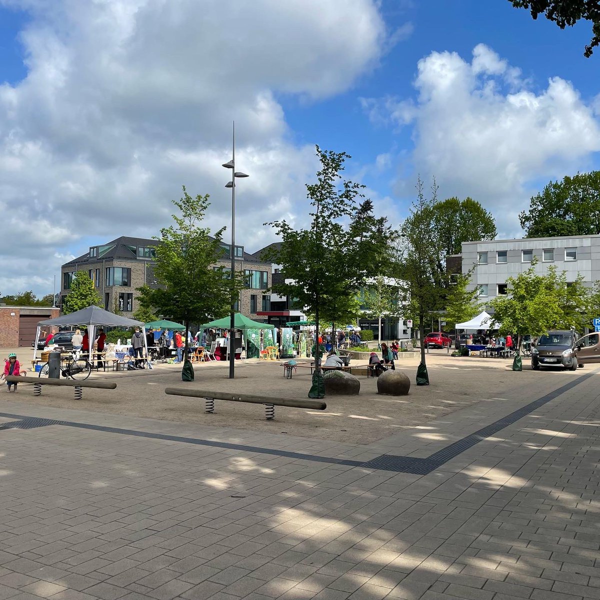 GruenHalstenbek's tweet photo. Ganz toller #Naturtag heute von 10-13 Uhr auf dem Rathausplatz in #Halstenbek. Hier konnte man richtig spüren, dass viele Menschen bei uns Lust auf Veränderungen hin zu einem besseren Verhältnis zur Natur haben. 
1/x https://t.co/kOVl1X4XMr