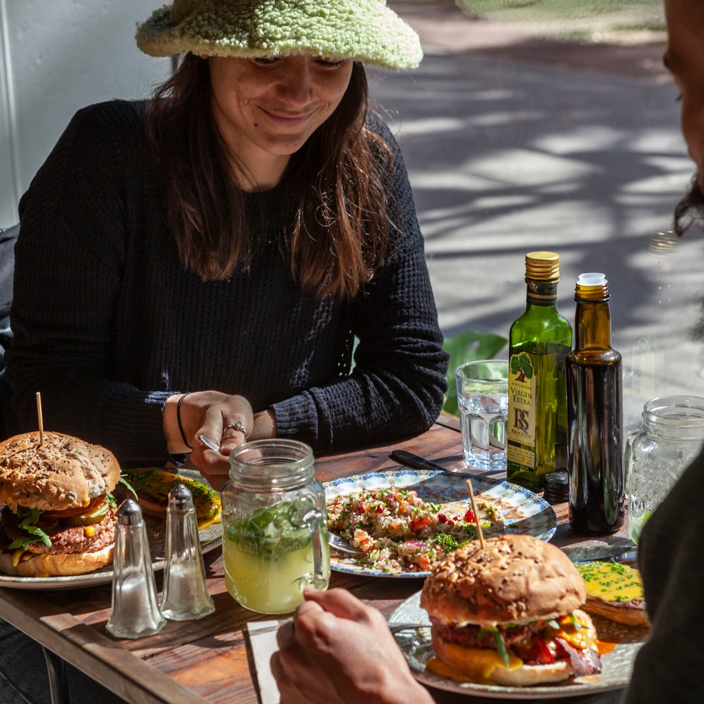 Disfruta cada momento🥰✨y si es con deliciosa comida vegana y buena compañía, aún mejor💌
⁠⠀⠀⠀⠀⠀⠀⠀⠀⠀⁠
Que lindo pega el sol en nuestro local en calle Marina 20📍🌳☀️
⁠⠀⠀⠀⠀⠀⠀⠀⠀⠀⁠
Reserva a través de nuestra web:
amarre69.com (link in bio)