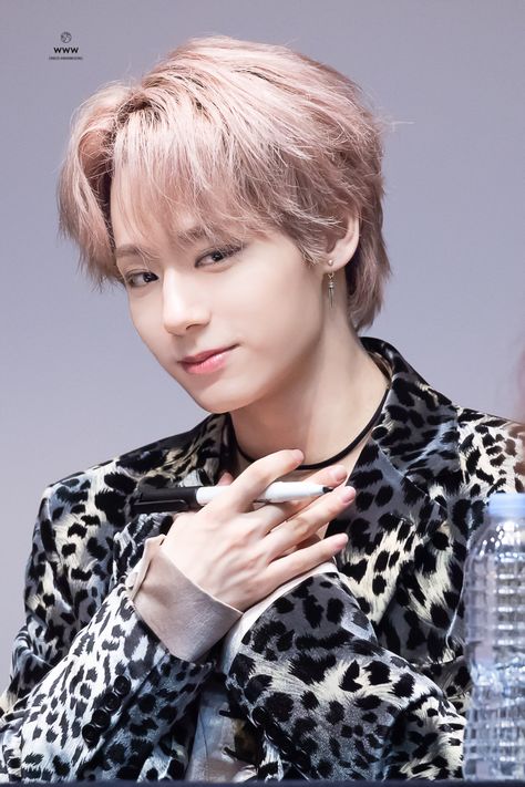 Hourly_Woong's tweet photo. [🍑] #ONEUS #HWANWOONG #원어스 #환웅 @official_ONEUS https://t.co/MZU8fUKMOM