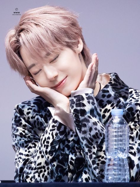 Hourly_Woong's tweet photo. [🍑] #ONEUS #HWANWOONG #원어스 #환웅 @official_ONEUS https://t.co/MZU8fUKMOM