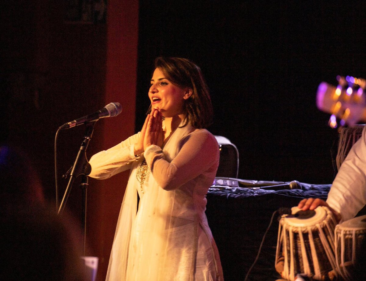 ShezRajaBass's tweet photo. Amazing pictures from a magical evening at our sold out @606club show last weekend ❤️ I can’t wait to do it all again at The Bear Club in Luton on Fri 10th June! 😊
📸 Photos by the brilliant @TGorilovsky 🙏 https://t.co/kEd7niSNyq