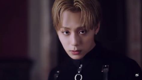Hourly_Woong's tweet photo. [🍑] #ONEUS #HWANWOONG #원어스 #환웅 @official_ONEUS https://t.co/MyaLeYGJ1P