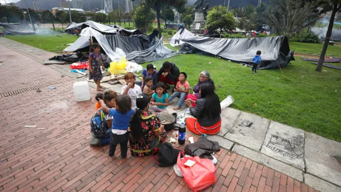 ColFutura26's tweet photo. Hoy es un momento adecuado para recordar porqué más de 1.000 indígenas del pueblo Embera duraron casi 7 meses a la intemperie en parque Nacional de Bogotá.

Abrimos hilo...
👇🧵 https://t.co/e4HclAWtME