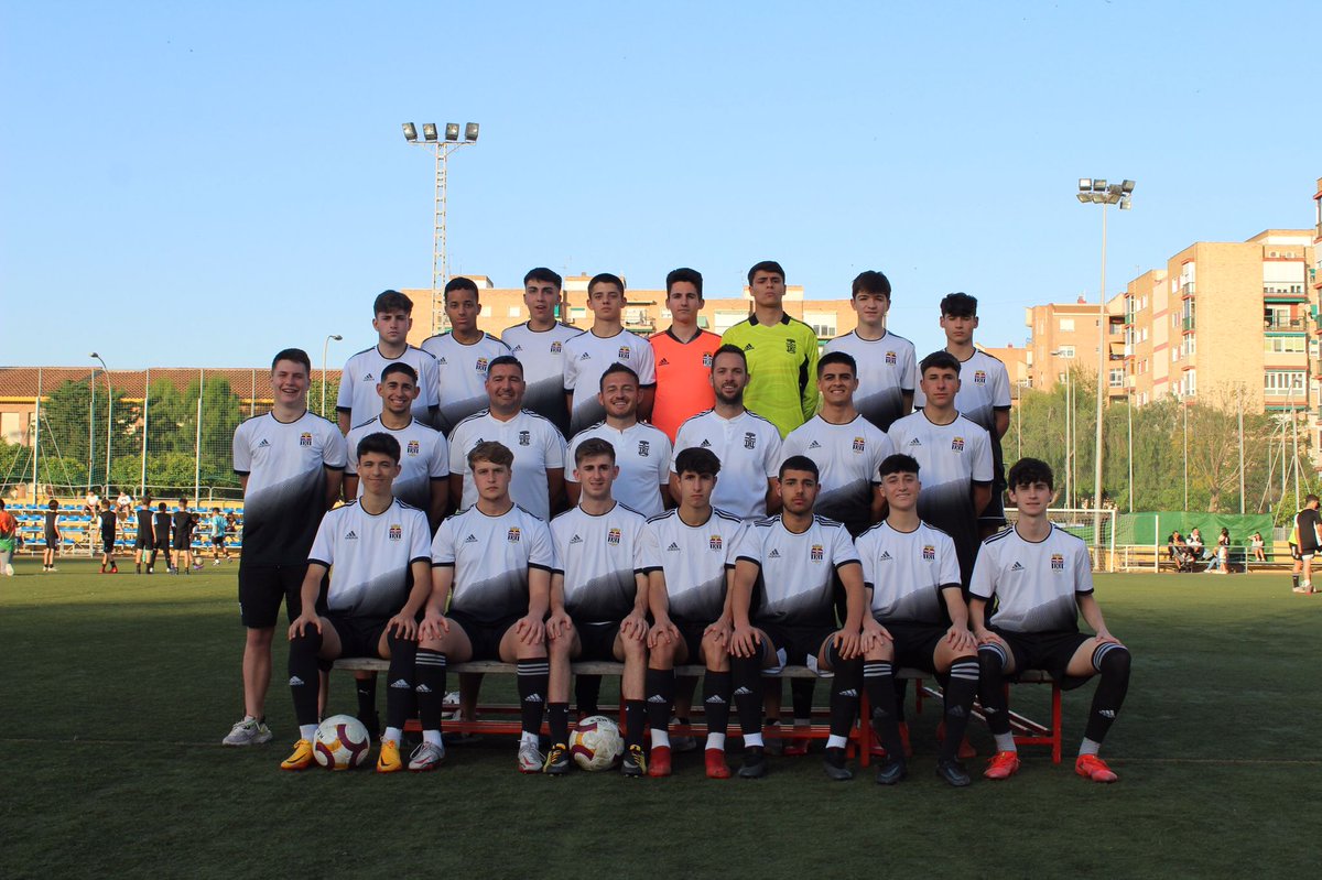 FranSalmeron87's tweet photo. Felicidades equipo. Apostasteis por el proyecto, os bajasteis al "barro" y lo dominasteis. Título y ascenso. Muy agradecido por la confianza en nosotros. Año para recordar. ❤🍍 https://t.co/bQVXy5Opv3