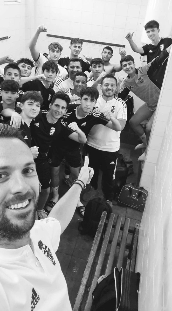 FranSalmeron87's tweet photo. Felicidades equipo. Apostasteis por el proyecto, os bajasteis al "barro" y lo dominasteis. Título y ascenso. Muy agradecido por la confianza en nosotros. Año para recordar. ❤🍍 https://t.co/bQVXy5Opv3