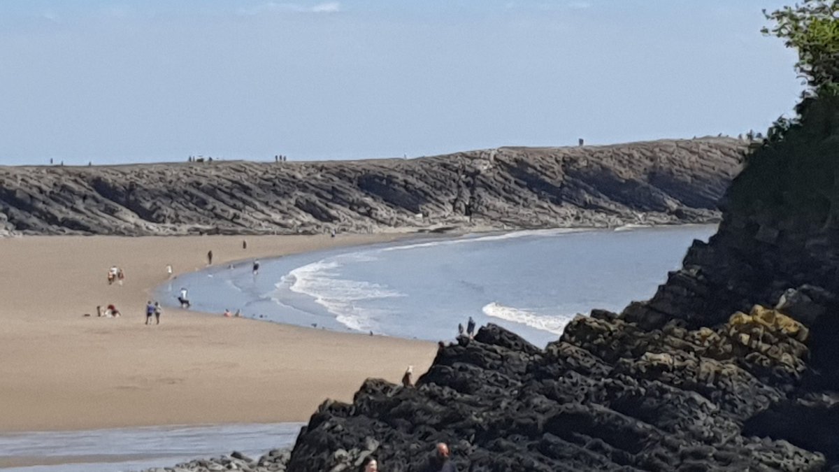 LeadinginWales's tweet photo. #TheKnap #Barry #verypeaceful #gentlesunshine #benches to take a break on!! https://t.co/HpMNHrTGbl