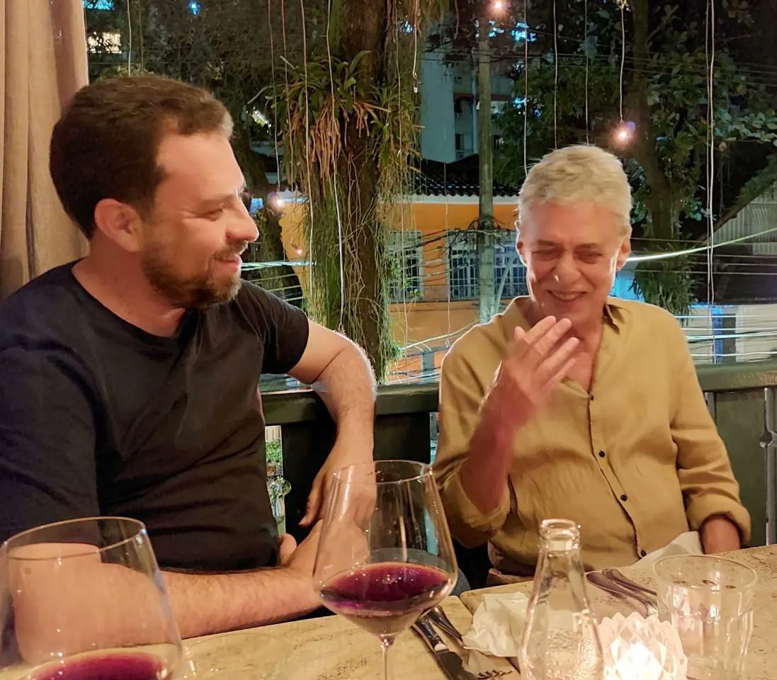 Amanhã vai ser outro dia! Jantar com o mestre Chico Buarque e a querida Carol Proner, junto com Natália Szermeta.