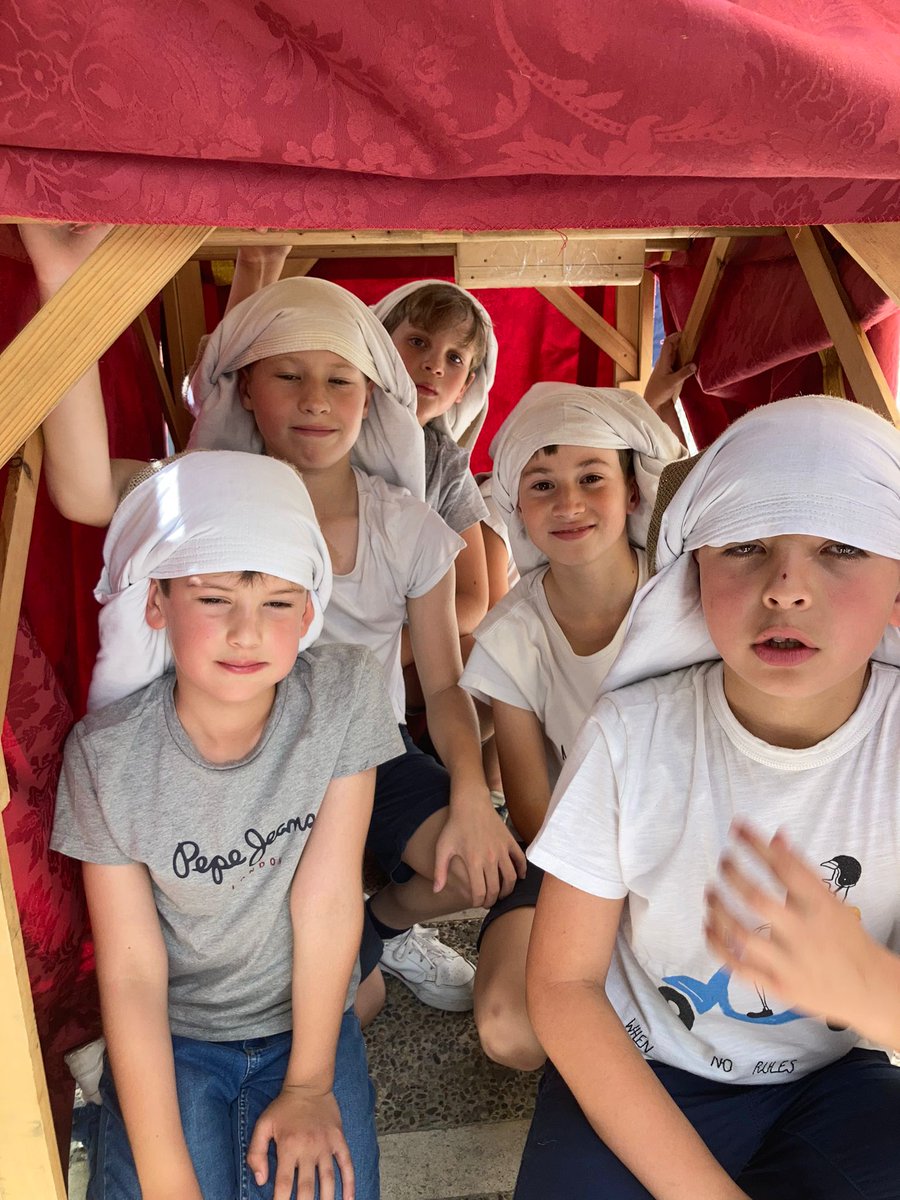 RealHdadServita's tweet photo. 📷 Galería de imágenes de la mañana de hoy durante la Cruz de Mayo Infantil de los pequeños de la Hermandad. 1/3. https://t.co/Gw3qIo0LBF