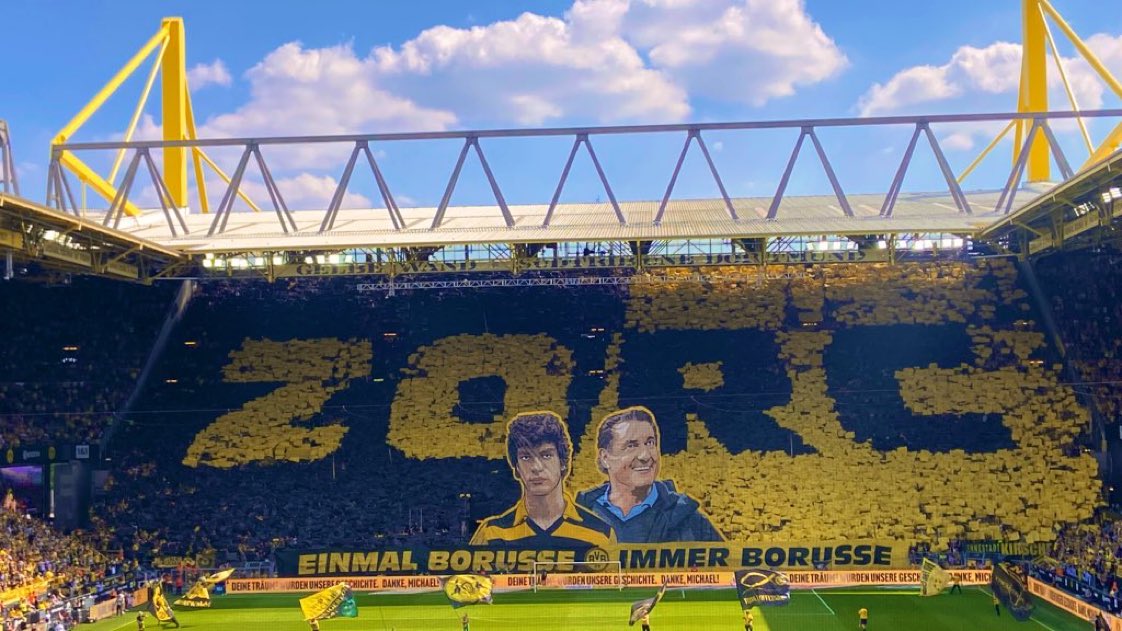 Dortmund_French's tweet photo. 📢 Le tifo du mur jaune en honneur à Michael Zorc!

Splendide, magnifique! #BVB https://t.co/Pe2VeS6Gqf