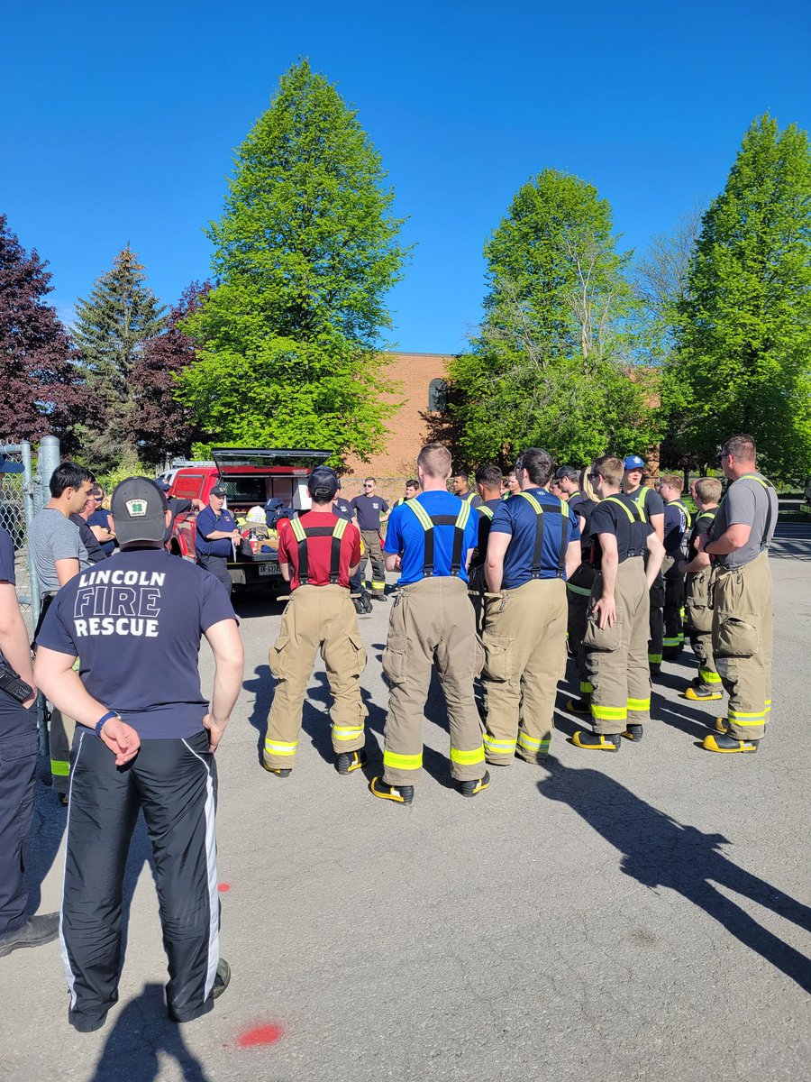 JamesTa08324442's tweet photo. Niagara West Fire Service (Grimsby &amp;Lincoln) recruit firefighter survival training Morning safety briefing at Niagara Falls Fire. https://t.co/P4FNSn8VvH