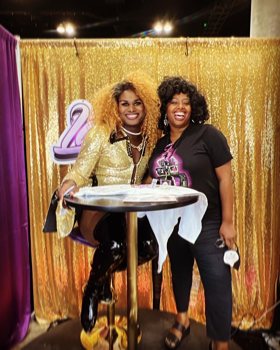 TheTeriGamble's tweet photo. What a Dream Come True! Finally getting to meet @MissLaLaRi and discuss her Award Winning 🏆 Costume!
@RuPaulsDragCon 🛍 

It’s all in the bag! She loved my rendition from Halloween &amp; saw I got all her details…even the little bags on the bottom of the bags #iykyk #theGoldenBoot https://t.co/WVQDJ40HC1