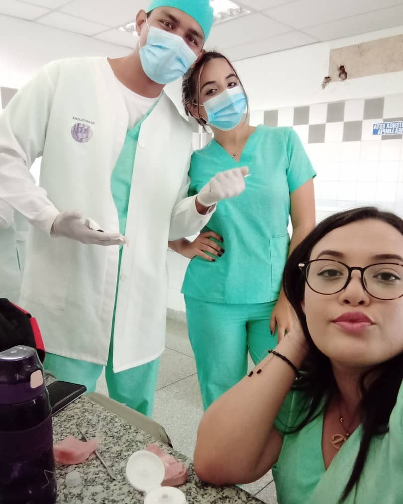 odontomora28's tweet photo. Con las Doctoras https://t.co/yesezfjYze