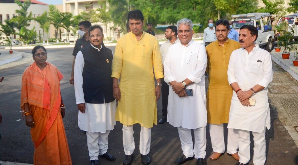 BJP leader #BiplabKumarDeb after submitting his resignation as #ChiefMinister of #Tripura to Governor Satyadev Narayan Arya, in #Agartala on Saturday. 📸 Photo: PTI | Via. <a href="/BengalNewzIndia/">Bengal Newz (India) 🇮🇳</a> <a href="/BengalNewz/">Bengal Newz</a>