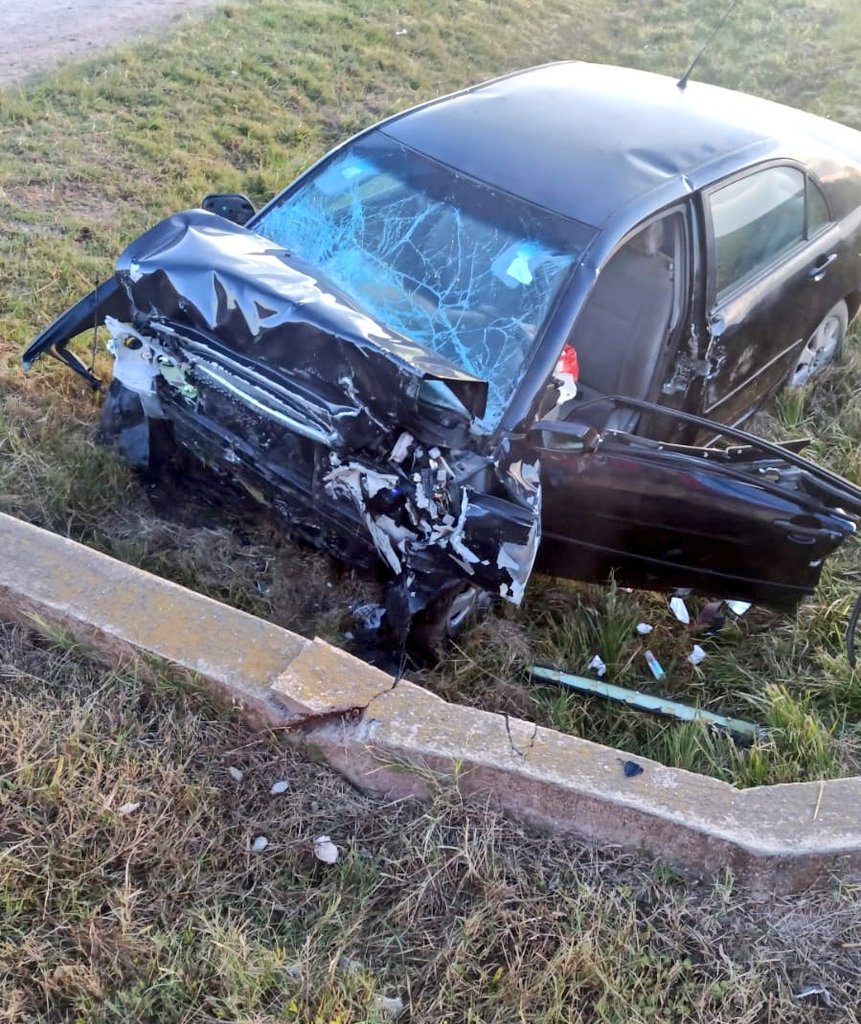 🚨🚔 #INFO Grave accidente en Ruta 8 kilómetro 254.500. Este vehículo despistó y colisionó.
Fue en los ingresos de José Pedro Varela, donde este auto despista, e impacta contra alcantarilla, saliendo el  conductor despedido del vehículo, Fue trasladado grave.