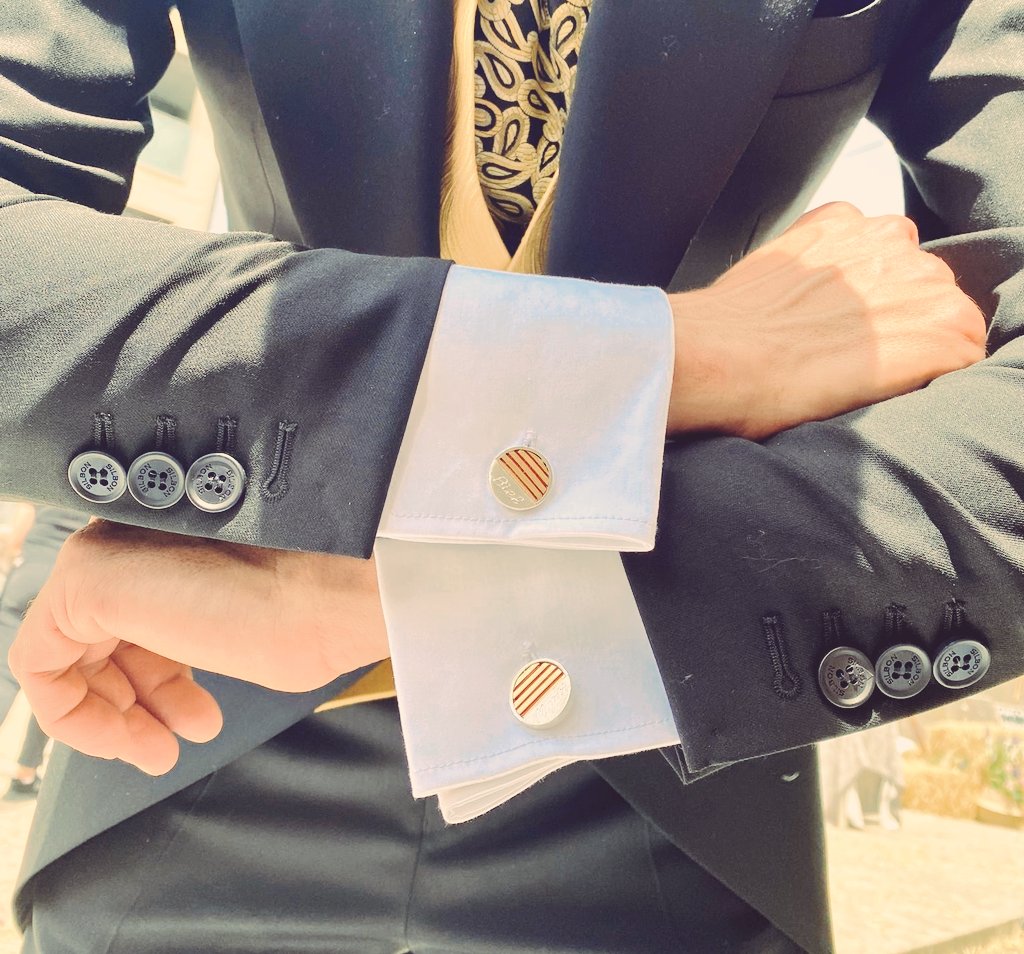 Botons de puny personalitzats 🧡
Fets de manera artesanal en plata, or <a href="/Fairmined/">Fairmined</a> 18kts i esmalt.
Una joia molt especial per un dia únic🧡🤵

#Handmade #joia #oro #gemelos #artesania #joiaartesana #handmadejewelry #bodas2022