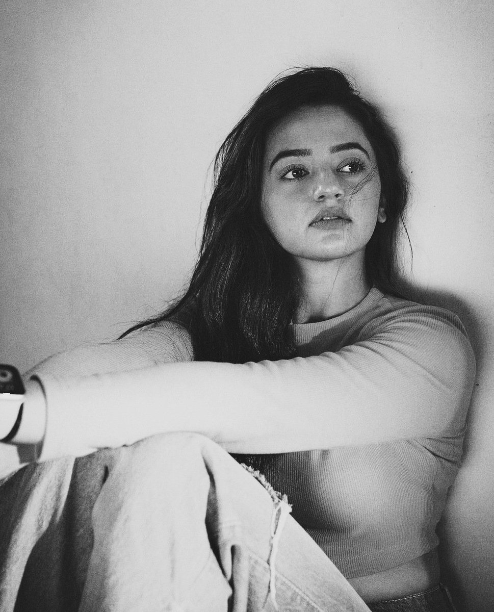 qaafirana sa hai ❀~ 

#hellyshah