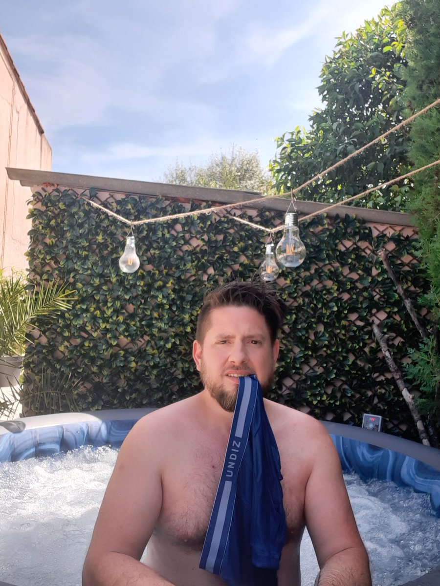 Aleskki's tweet photo. Bien seul dans le jaccuzi, qui me rejoins ?? #summerfatbody #gayspring https://t.co/45prfDtElN