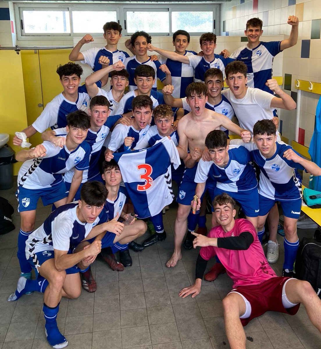 dacajuz's tweet photo. Continuamos ganando y avanzando en la copa... otro año más!!!! DHC Ebro 🔵⚪⚽⚽⚽. EQUIPAZO. https://t.co/GytQMQwIF7