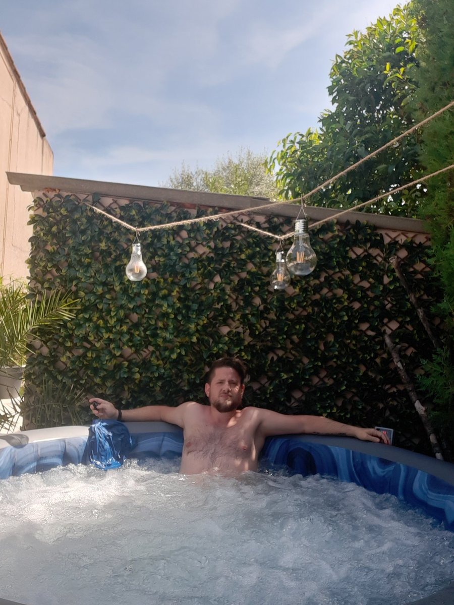Aleskki's tweet photo. Bien seul dans le jaccuzi, qui me rejoins ?? #summerfatbody #gayspring https://t.co/45prfDtElN