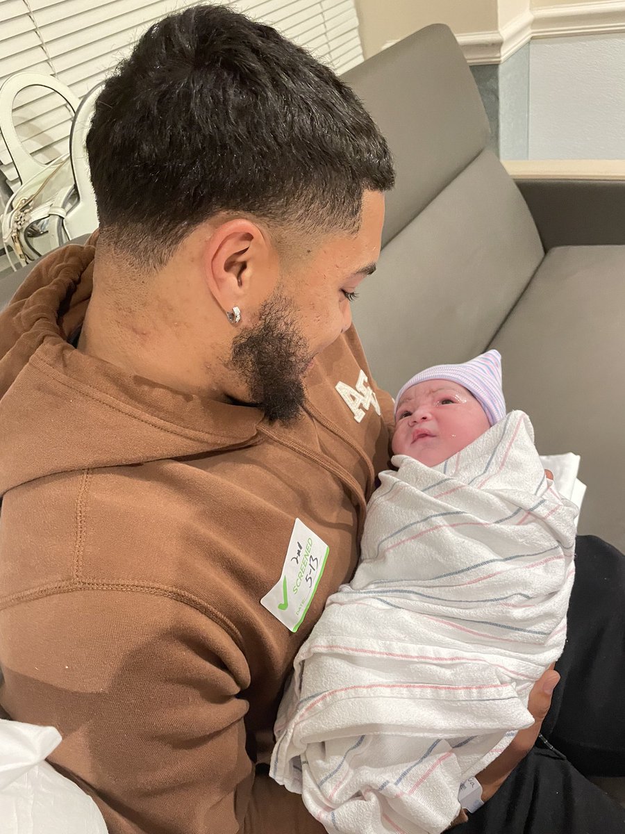 Bren_ForTheWin's tweet photo. Friday the 13th 11:00pm Ayla Kade Wilson was born🎀 https://t.co/cAJrfL3t87