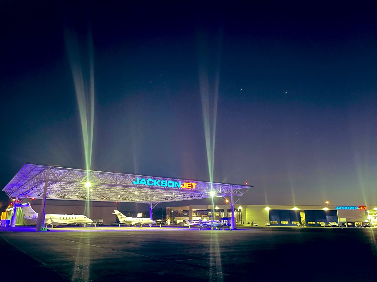 JacksonJetPHX's tweet photo. Shining even during the nighttime. 

Welcome to Jackson Jet PHX! 🛩✨💙

#Aviation #PrivateFBO @PHXSkyHarbor @CityofPhoenixAZ https://t.co/uS02xSGW7Y