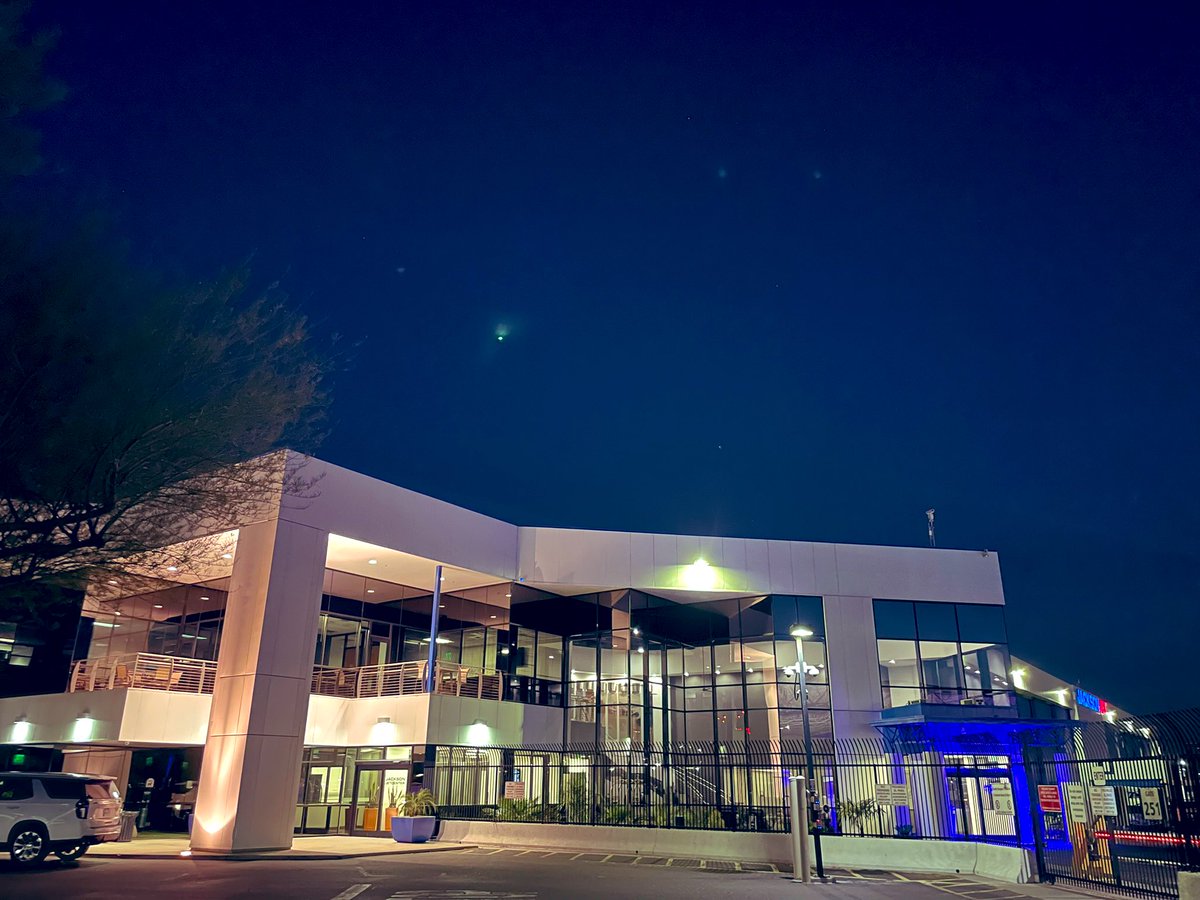 JacksonJetPHX's tweet photo. Shining even during the nighttime. 

Welcome to Jackson Jet PHX! 🛩✨💙

#Aviation #PrivateFBO @PHXSkyHarbor @CityofPhoenixAZ https://t.co/uS02xSGW7Y