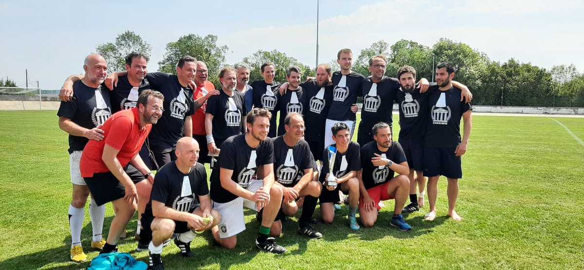 SaintesDe's tweet photo. Sous un vrai soleil ,les équipes mixtes du FC Palais de Justice ( dont c'était la première) et du commissariat de Saintes ont joué dans un bon esprit, la bonne humeur et pour la bonne cause.
L'équipe du commissariat l'a emporté 8 à 4.
Bravo à tous.
@Conf_Batonniers
@cnb https://t.co/XhIK8BTmx1