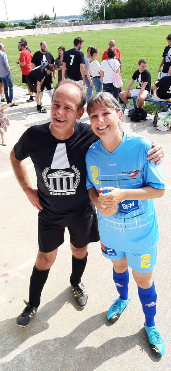 Sous un vrai soleil ,les équipes mixtes du FC Palais de Justice ( dont c'était la première) et du commissariat de Saintes ont joué dans un bon esprit, la bonne humeur et pour la bonne cause.
L'équipe du commissariat l'a emporté 8 à 4.
Bravo à tous.
<a href="/Conf_Batonniers/">ConférenceBâtonniers</a>
<a href="/cnb/">cnb</a>