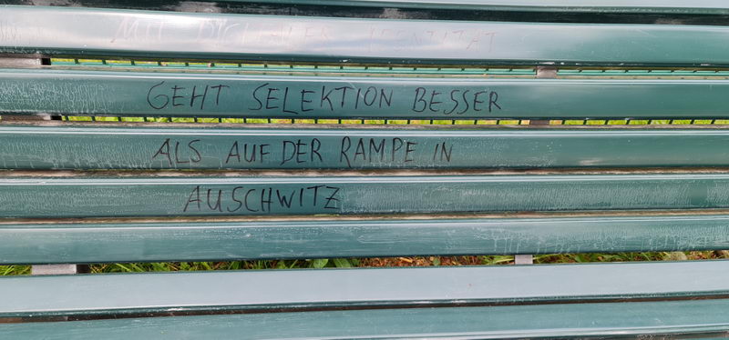 Pankowia's tweet photo. Anzeige erstattet! #Pankow #Bürgerpark #Volksverhetzung, Relativierung des #Holocaust und mehr. Das darf nicht normal werden.Nicht wegsehen! Gemeinsam dagegenhalten! @OgRD_Buendnis @RegisterBerlin @Report_Antisem @sonja_weihrauch @PukeRockt @KolnOmas @SpazierStop @LoveGuerillero https://t.co/EJyWUy9DIf