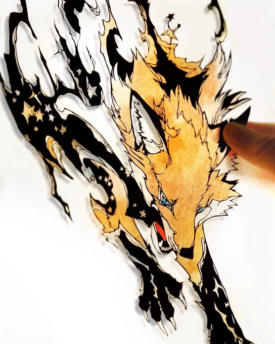 切り絵の裏から和紙を型取り、貼って着色しています
こちらの3点はオオカミ、キツネ、オオグンカンドリ+イチゴをモチーフに製作しています
お気に入りなので多くの人に見てもらえると嬉しいです🐤
#切り絵 