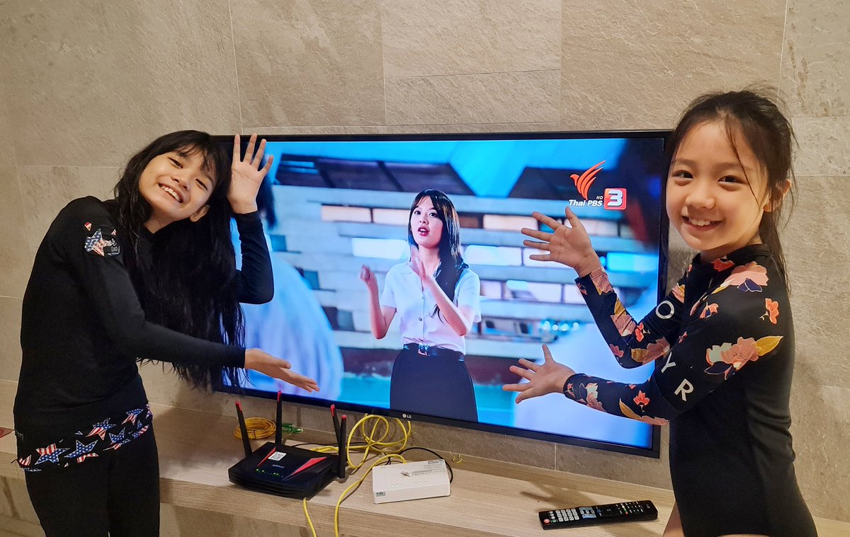 tedtaz's tweet photo. ลำจวนจิ๋วกับอัญญาก้อมาเชียร์พี่โมบายล์น้าาาา #TheRhythmOfLifeEP1 #MobileBNK48 #จังหวะชีวิตลิขิตฝัน https://t.co/JYbjgaUsYC