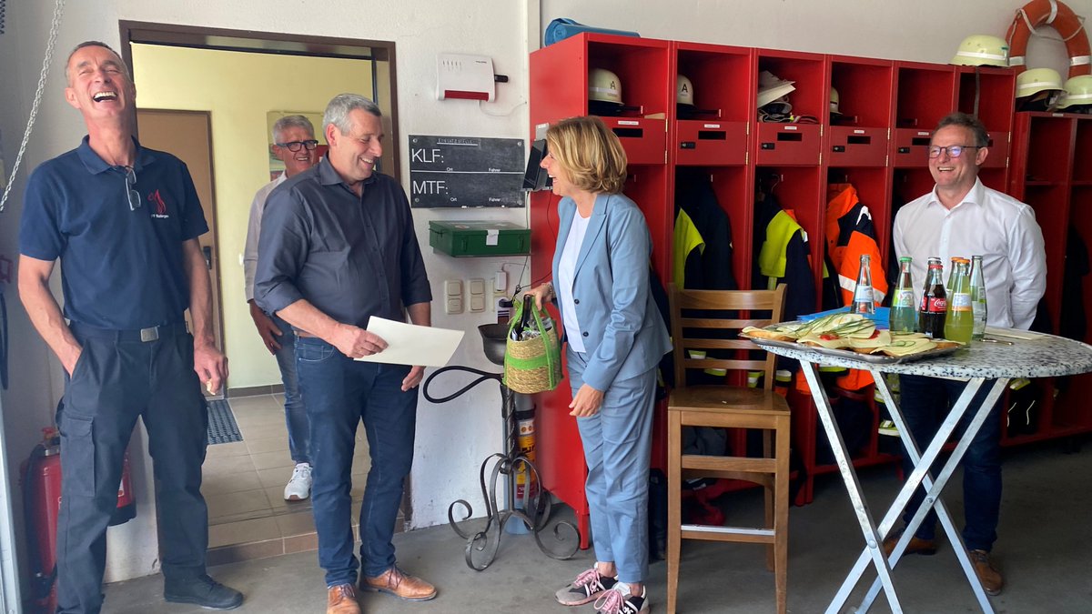 rlpNews's tweet photo. Ralingen an der Sauer wurde von der Flutkatastrophe schwer getroffen. Ministerpräsidentin Malu #Dreyer hat sich heute über die #WiederaufbauRLP informiert und sich mit den Verantwortlichen vor Ort sowie Betroffenen ausgetauscht. #RLP #Trier #Kyll https://t.co/ugOYsxPIKp