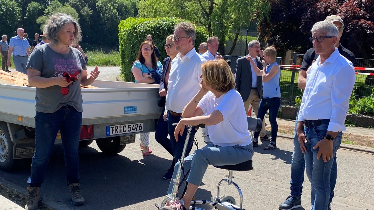 rlpNews's tweet photo. Ralingen an der Sauer wurde von der Flutkatastrophe schwer getroffen. Ministerpräsidentin Malu #Dreyer hat sich heute über die #WiederaufbauRLP informiert und sich mit den Verantwortlichen vor Ort sowie Betroffenen ausgetauscht. #RLP #Trier #Kyll https://t.co/ugOYsxPIKp
