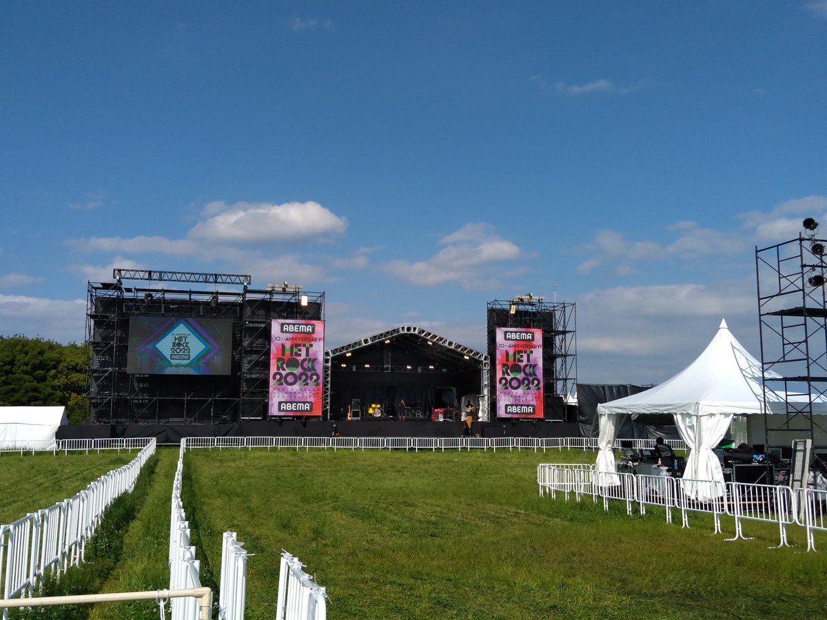 朝、家を出るときは雨が降っていたけれど、ライブの頃にはすっかり晴れてきました。
野外のライブは、やっぱり、開放的で、いいですね。
After rain comes fair weather.