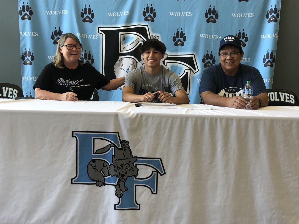 EFHSAthletics's tweet photo. ⁦@EFHSAthletics⁩ ⁦@SBebeee_BUHSD⁩  congratulations to Seve Moreno and his parents.  As he extends his basketball career signing to play at Pima Community College. Great opportunity!!!! Super excited for him! https://t.co/2PCDmnzUSo