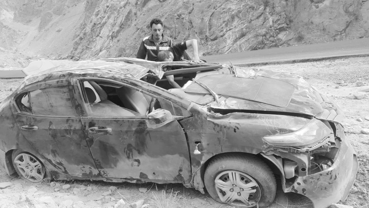 EOSkardu's tweet photo. A motor vehicle met an accident at JSR near Shangus. Reportedly, vehicle was travelling to Skardu with 6 passengers (Tourists) onboard. Rescue 1122 Roundu responded to the emergency and shifted 2x injured to PHQ Gilgit while Remaining 4x remained safe in the tragic accident. https://t.co/ORvH0hPzTg